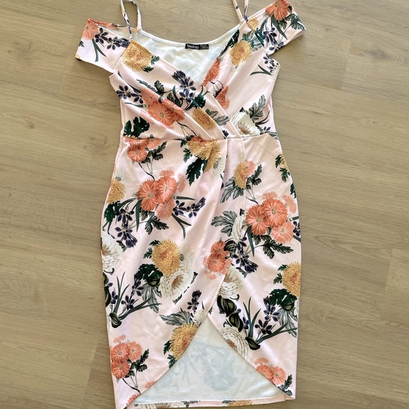 Floral cold shoulder warp midi dress. Boohoo, size 14. - Picture 2 of 5